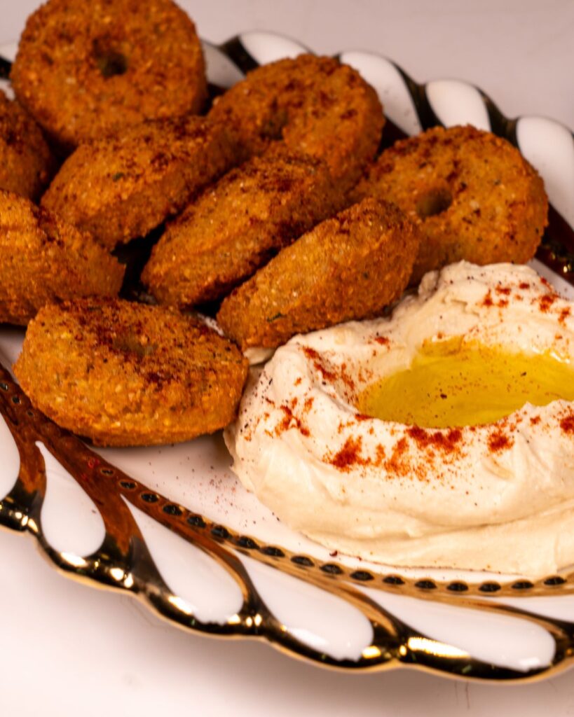Falafel-Teller mit Hummus – Schnitzel Stube Wien Reumannplatz