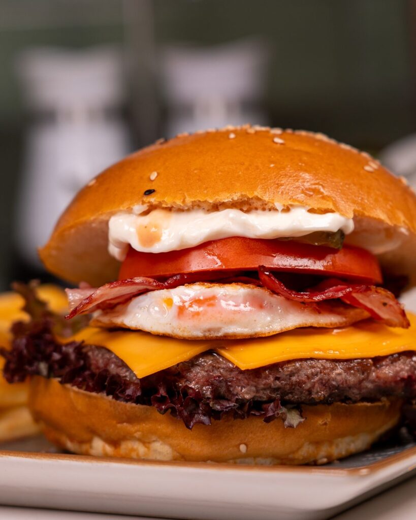 Burger mit Spiegelei & Bacon – Schnitzel Stube Wien Reumannplatz
