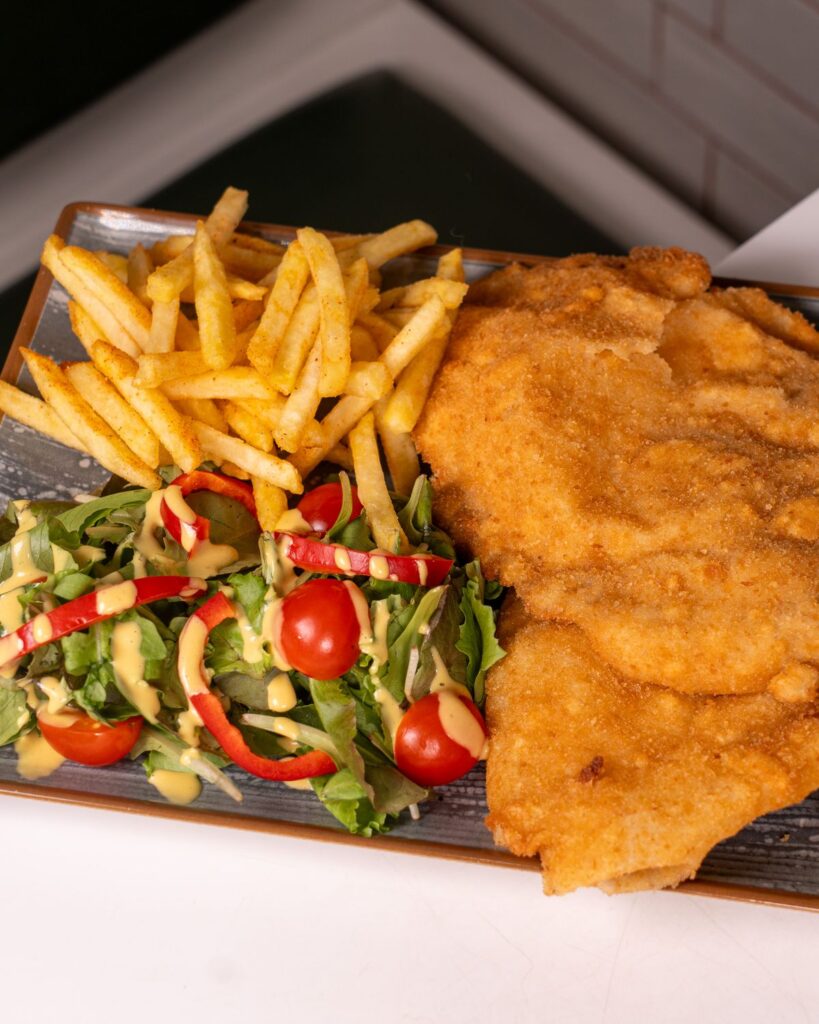 Schnitzel mit Pommes und Salat – Schnitzel Stube Wien Reumannplatz