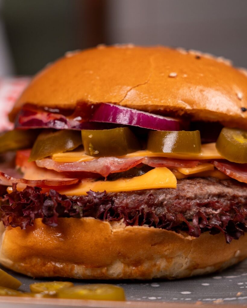 Burger mit Jalapeños & Bacon – Schnitzel Stube Wien Reumannplatz