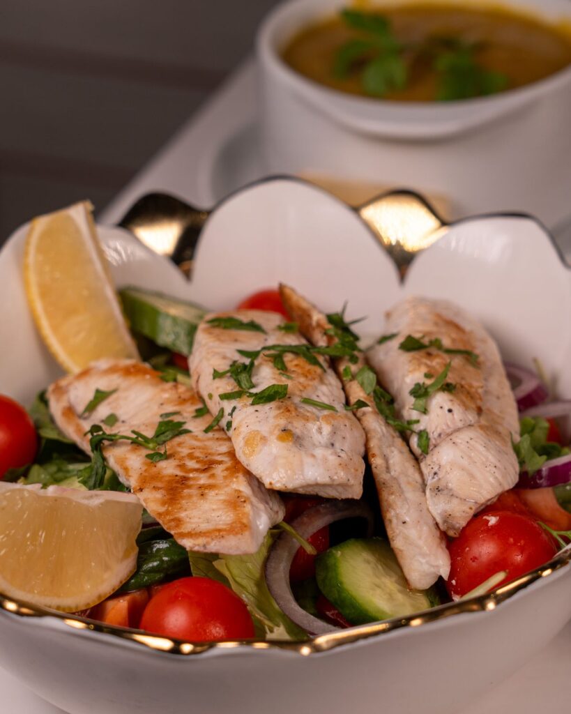 Salat mit gegrilltem Huhn – Schnitzel Stube Wien Reumannplatz
