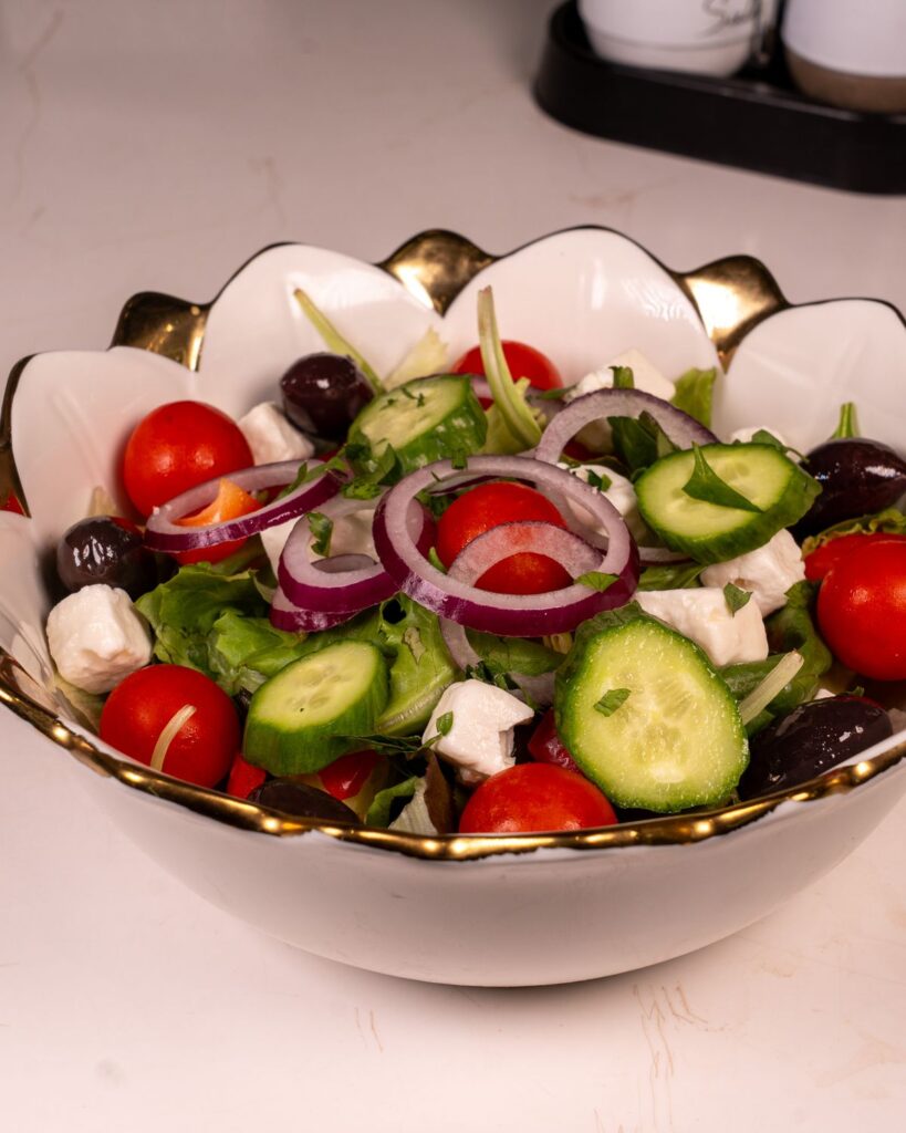 Griechischer Bauernsalat – Schnitzel Stube Wien Reumannplatz