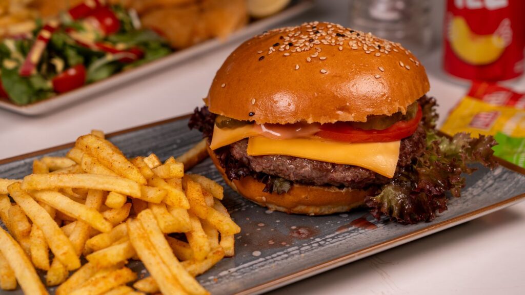 Cheeseburger mit Pommes – Schnitzel Stube Wien Reumannplatz