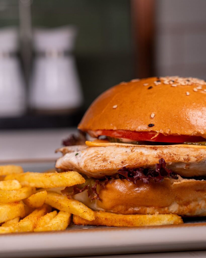 Gegrillter Hühnerburger – Schnitzel Stube Wien Reumannplatz
