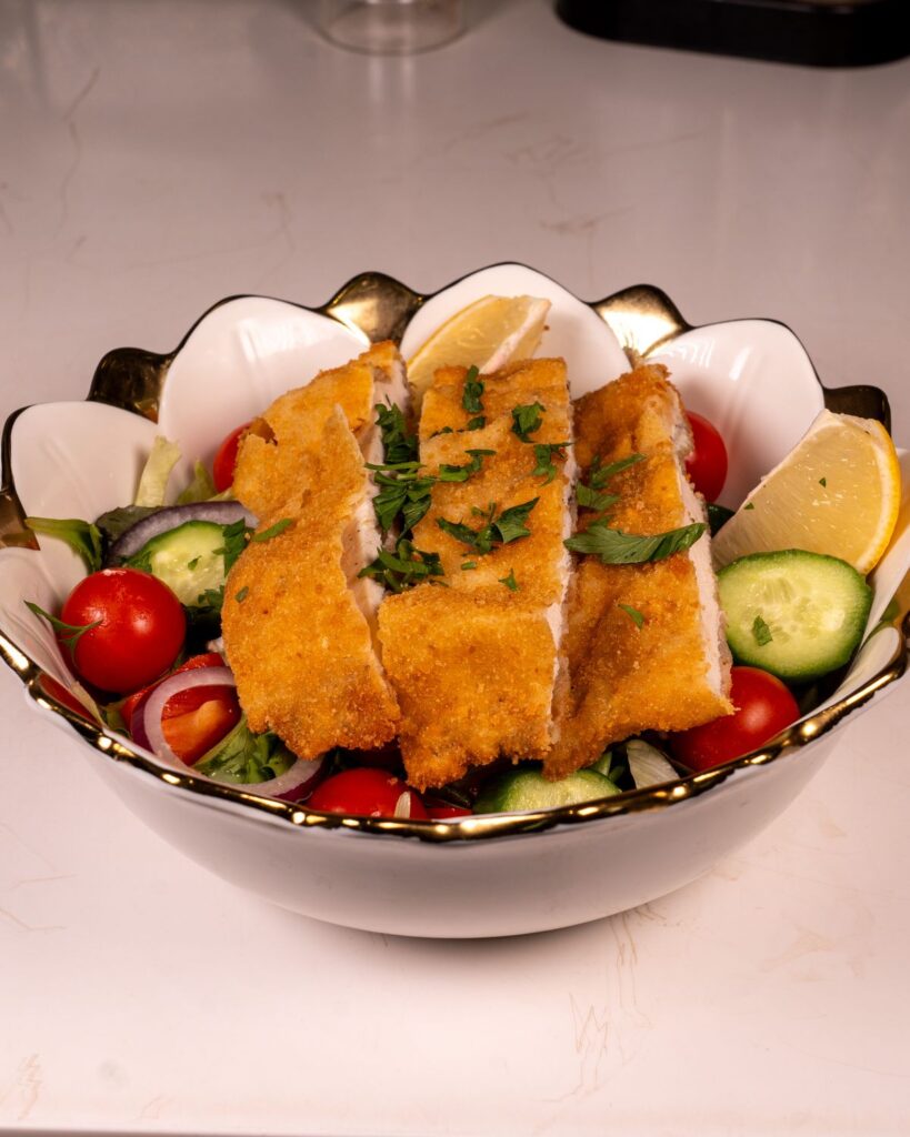Salat mit gebackenem Huhn – Schnitzel Stube Wien Reumannplatz